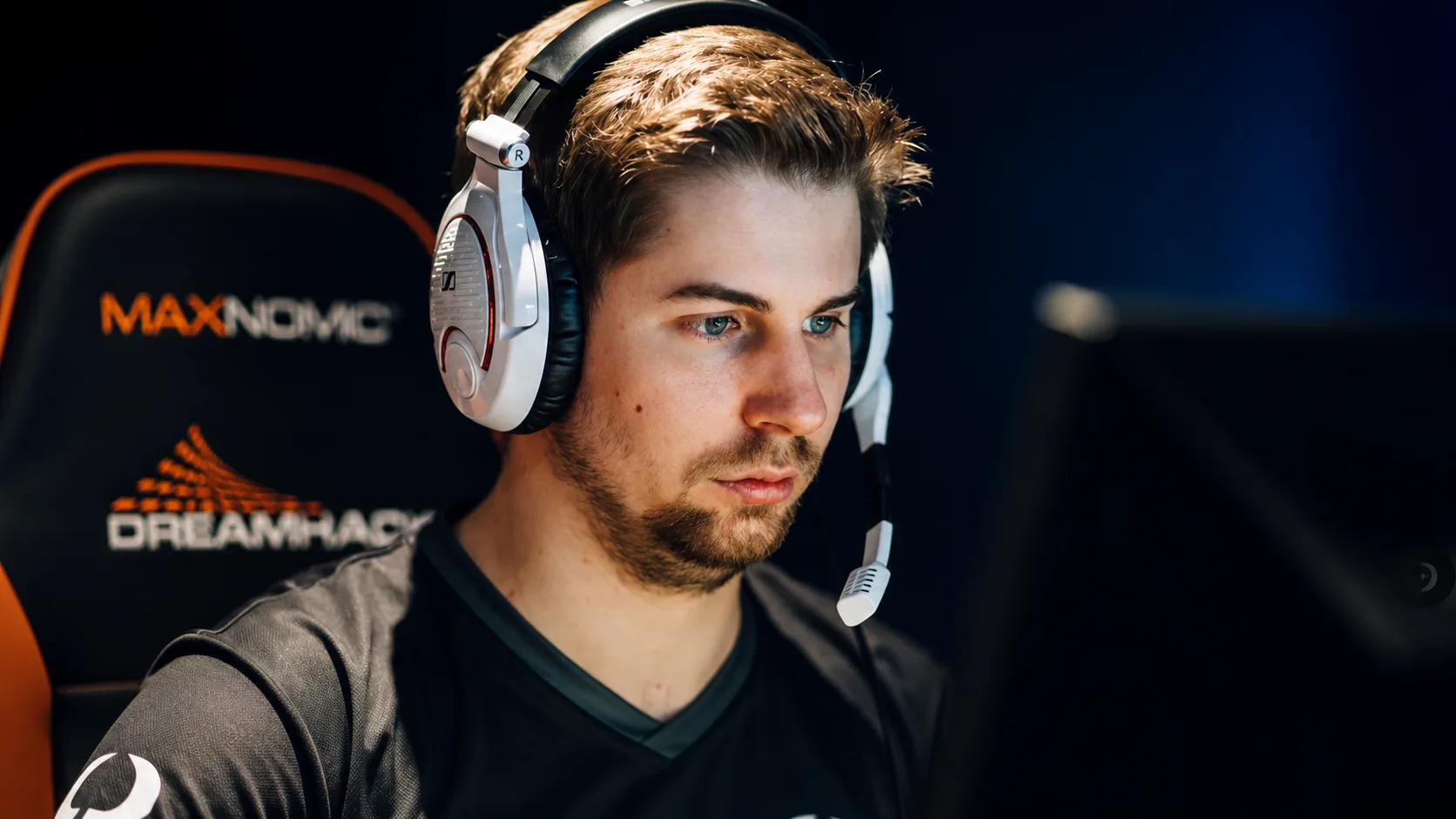 Pobierz konfigurację „dennis.cfg” dla CS 1.6 — 1